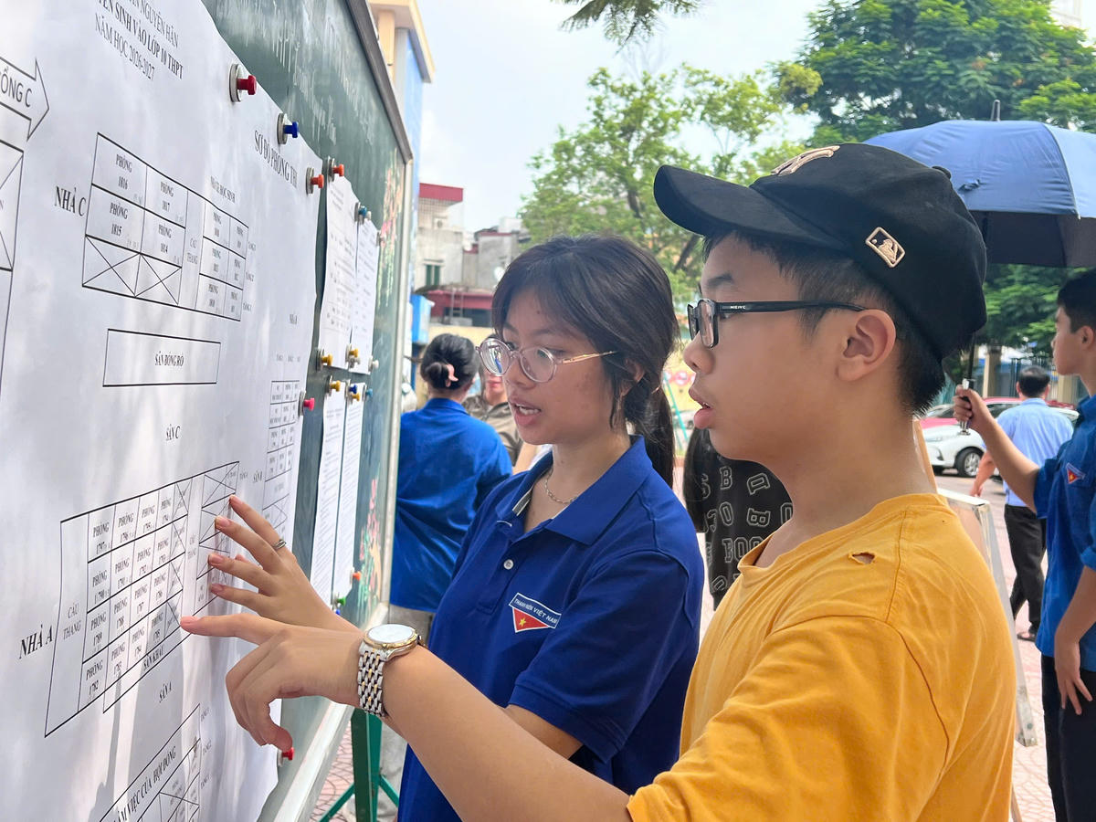 Thí sinh tra phòng thi tại hội đồng coi thi Trường THPT Trần Nguyên Hãn. Ảnh: PT.
