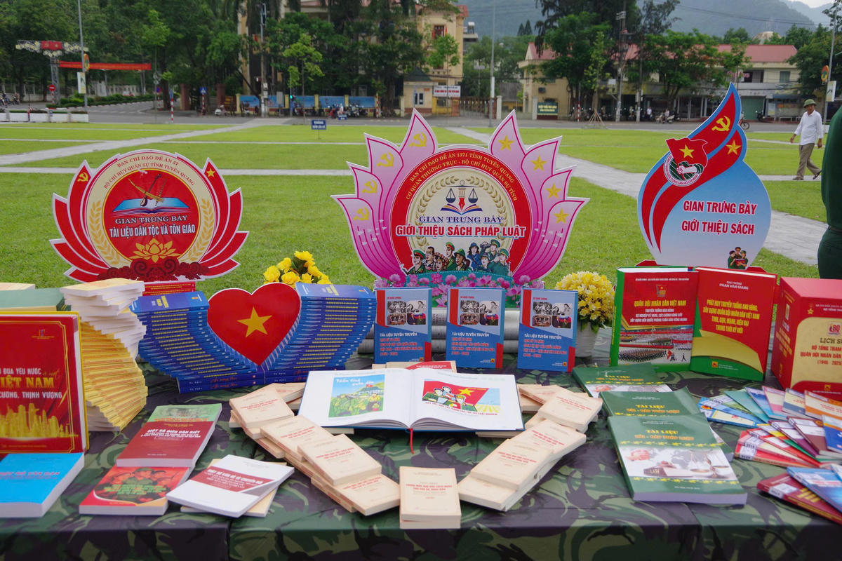 Hàng trăm đầu sách, tài liệu tuyên truyền pháp luật được trưng bày phục vụ đông đảo mọi tầng lớp nhân dân, cán bộ, chiến sĩ, lực lượng dân quân tự vệ.