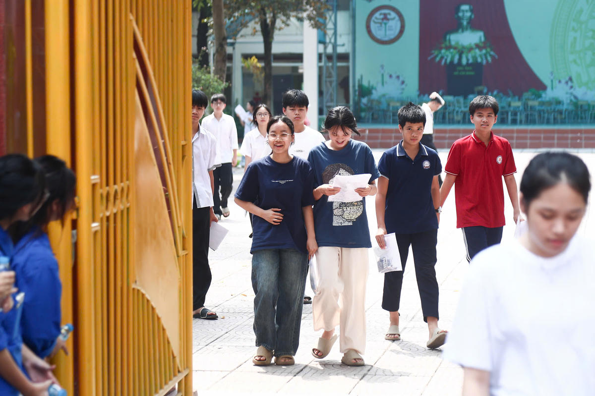 Tại nhiều điểm thi, thí sinh bước ra khỏi phòng thi với tâm trạng thoải mái sau khi hoàn thành ba môn thi. 
