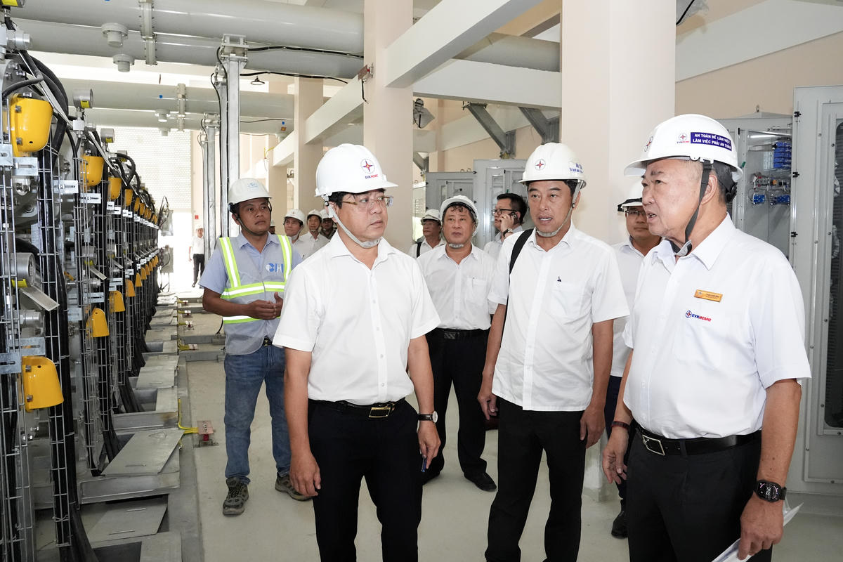 Ông Phạm Quốc Bảo - Chủ tịch HĐTV EVNHCMC (ngoài cùng, bên phải) kiểm tra tiến độ các hạng mục cuối cùng của dự án Trạm 220kV Vĩnh Lộc.
