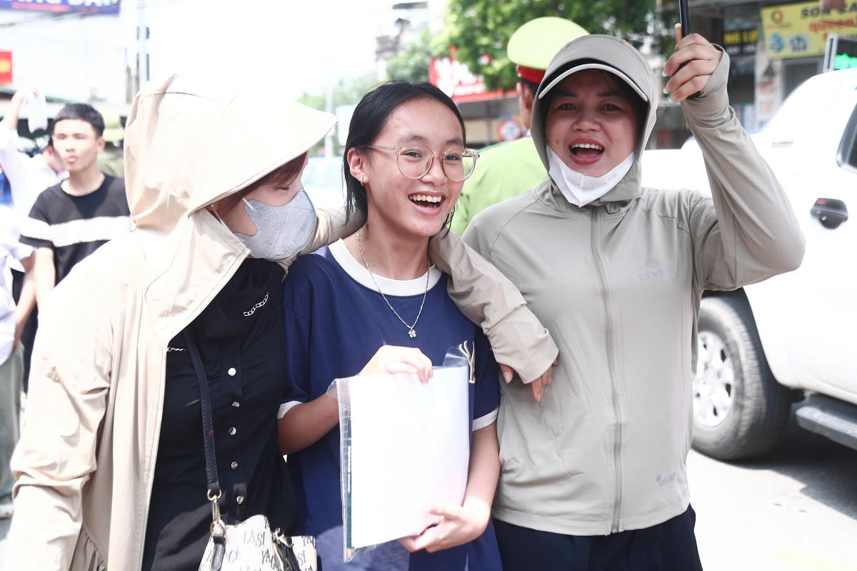 Sau hai ngày đồng hành cùng con trong kỳ thi quan trọng, nhiều phụ huynh cho biết áp lực đã giảm đi đáng kể khi các em đã hoàn thành chặng đua vào lớp 10 công lập.