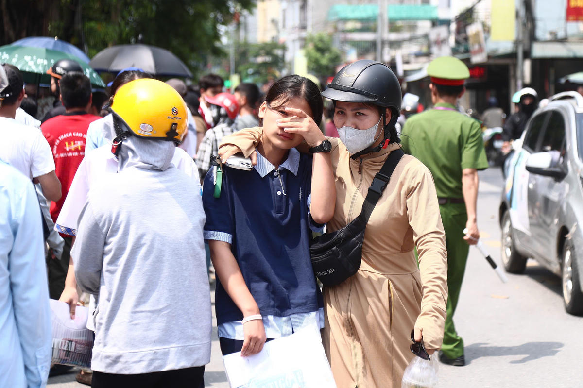Phụ huynh động viên con sau khi kết thúc kỳ thi.