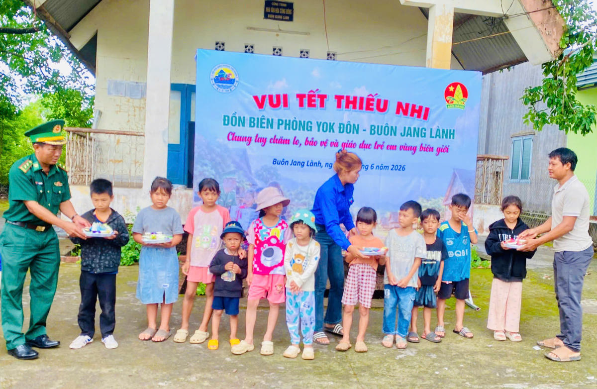 Đồn Biên phòng Yok Đôn tổ chức phát quà cho các cháu buôn Jang Lành xã Buôn Đôn. Ảnh: Dân Quân.