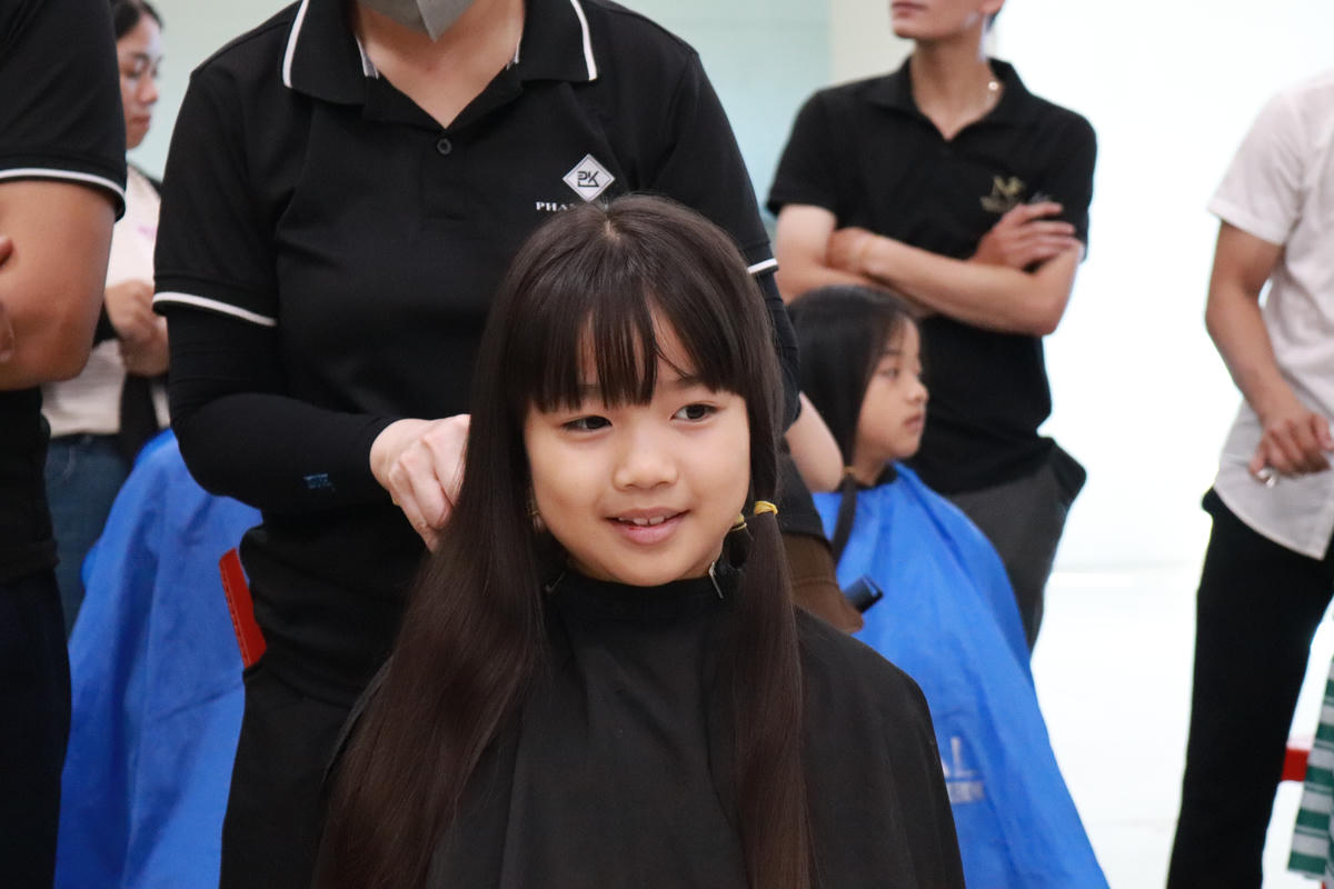 Một em nhỏ tham gia hiến tóc tại chương trình "Trạm tóc ước mơ" do Bệnh viện Ung bướu Nghệ An tổ chức. Ảnh: PT