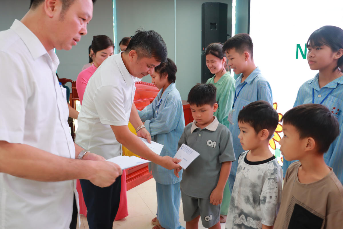 Lãnh đạo Sở Y tế Nghệ An trao quà cho bệnh nhi đang điều trị tại Bệnh viện Ung bướu Nghệ An nhân Ngày Quốc tế Thiếu nhi 1/6. Ảnh: PT