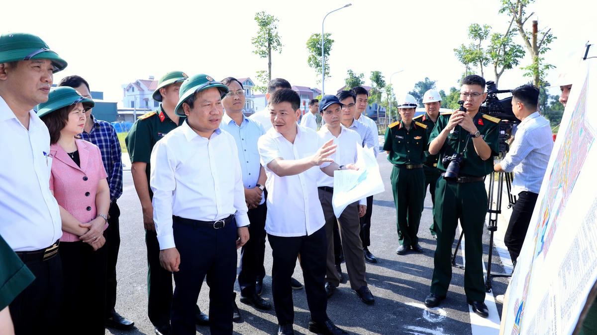 Chủ tịch UBND TP Hà Nội Vũ Đại Thắng kiểm tra thực địa và nghe báo cáo về tình hình triển khai Dự án đầu tư Khu đô thị đa mục tiêu tại xã Thư Lâm, Đông Anh.