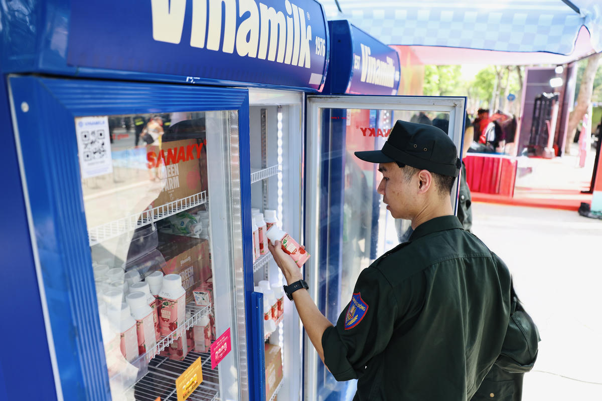Những sản phẩm dinh dưỡng mát lành của Vinamilk đã góp phần giúp các lực lượng phục vụ chương trình giải khát và tiếp thêm năng lượng. Ảnh: Vi Nam