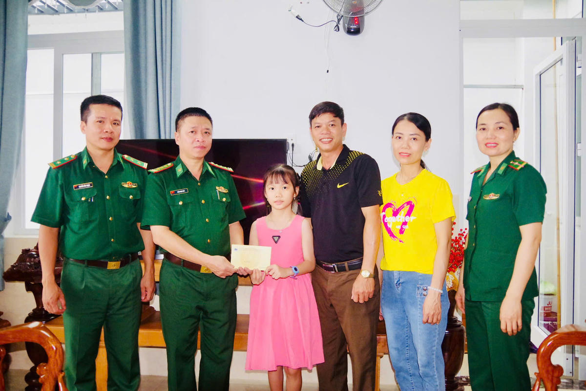 Thượng tá Trần Ngọc Anh, Phó Chủ nhiệm Chính trị Ban Chỉ huy Bộ đội Biên phòng tỉnh Đắk Lắk trao quà, động viên con cán bộ chiến sĩ trong lực lượng. Ảnh: Dân Quân.