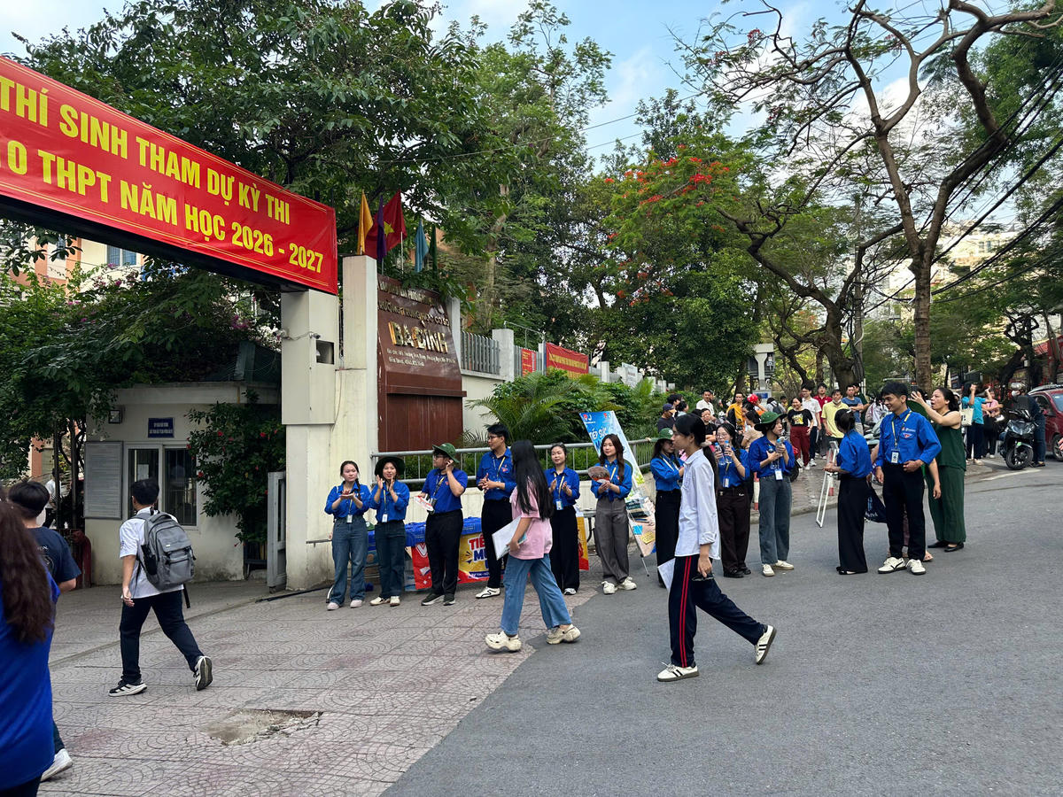 Thí sinh dự thi chuyên vào lớp 10 năm học 2026-2027 tại điểm thi Trường THCS Ba Đình sáng 1/6.