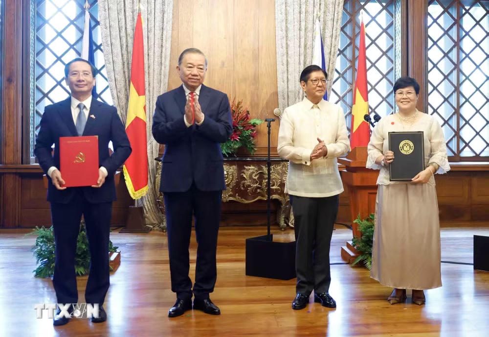 ttxvn-tong-bi-thu-chu-tich-nuoc-to-lam-va-tong-thong-philippines-chung-kien-trao-van-kien-hop-tac-giua-hai-nuoc-0106-4.jpg