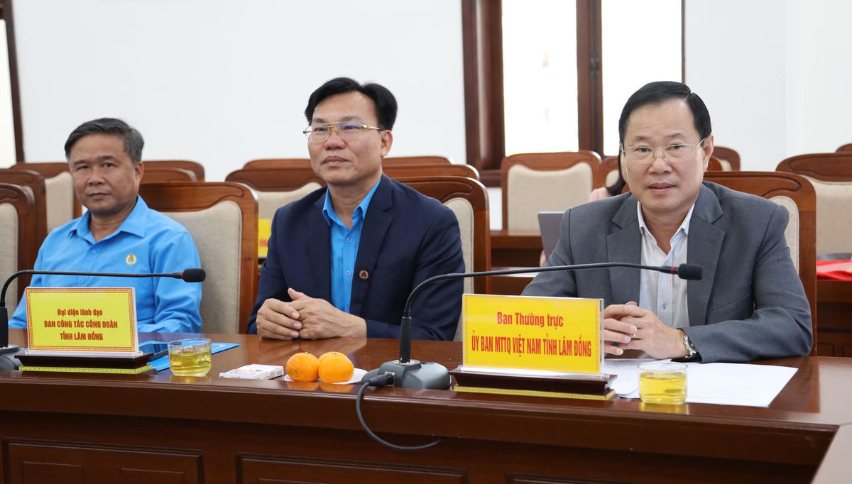 Ông Phạm Triều, Phó Chủ tịch Thường trực Ủy ban MTTQ Việt Nam tỉnh Lâm Đồng cùng các đại biểu tham dự buổi gặp mặt.