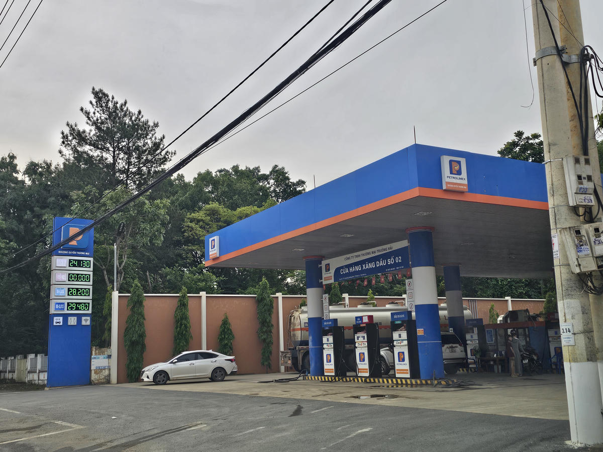 Hiện hệ thống các cửa hàng xăng của Petrolimex trên địa bàn tỉnh Sơn La đã chuyển sang bán xăng E10. Ảnh: T.H