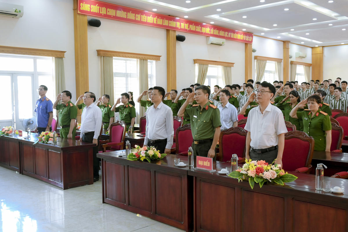 Các đại biểu thực hiện nghi lễ chào cờ. Ảnh: PT.&nbsp;