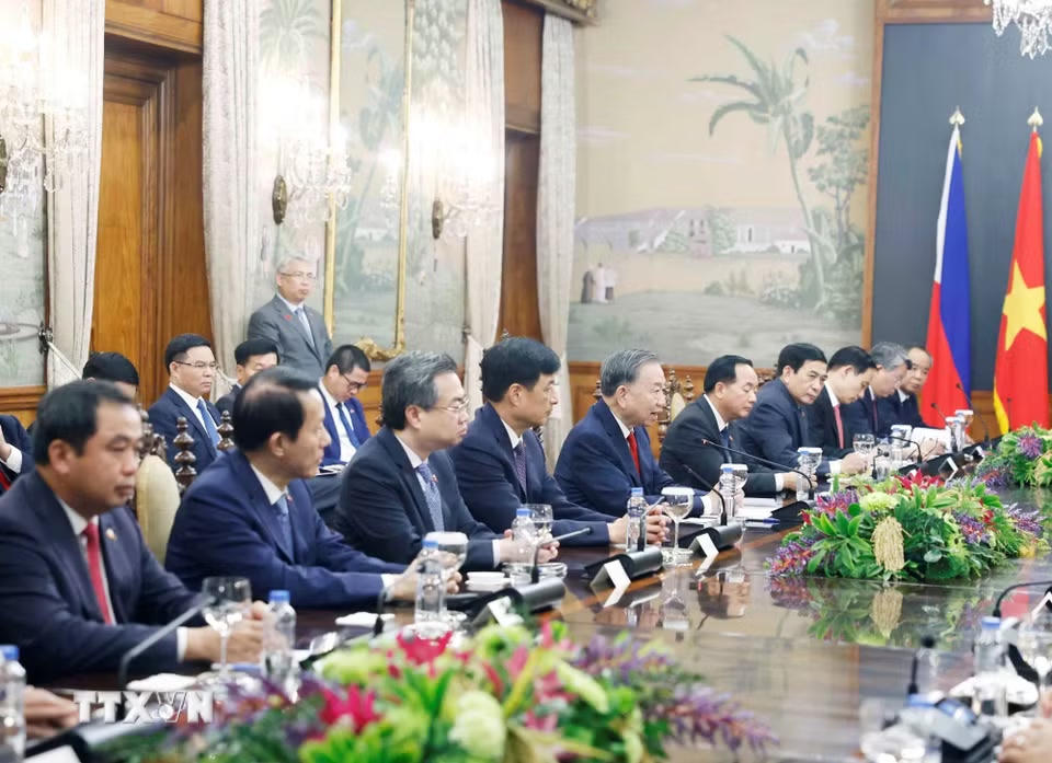 Tổng Bí thư, Chủ tịch nước Tô Lâm và đoàn cấp cao Việt Nam tại cuộc hội đàm với Tổng thống Philippines Ferdinand Romualdez Marcos Jr. và đoàn cấp cao Philippines. (Ảnh: Thống Nhất/TTXVN)