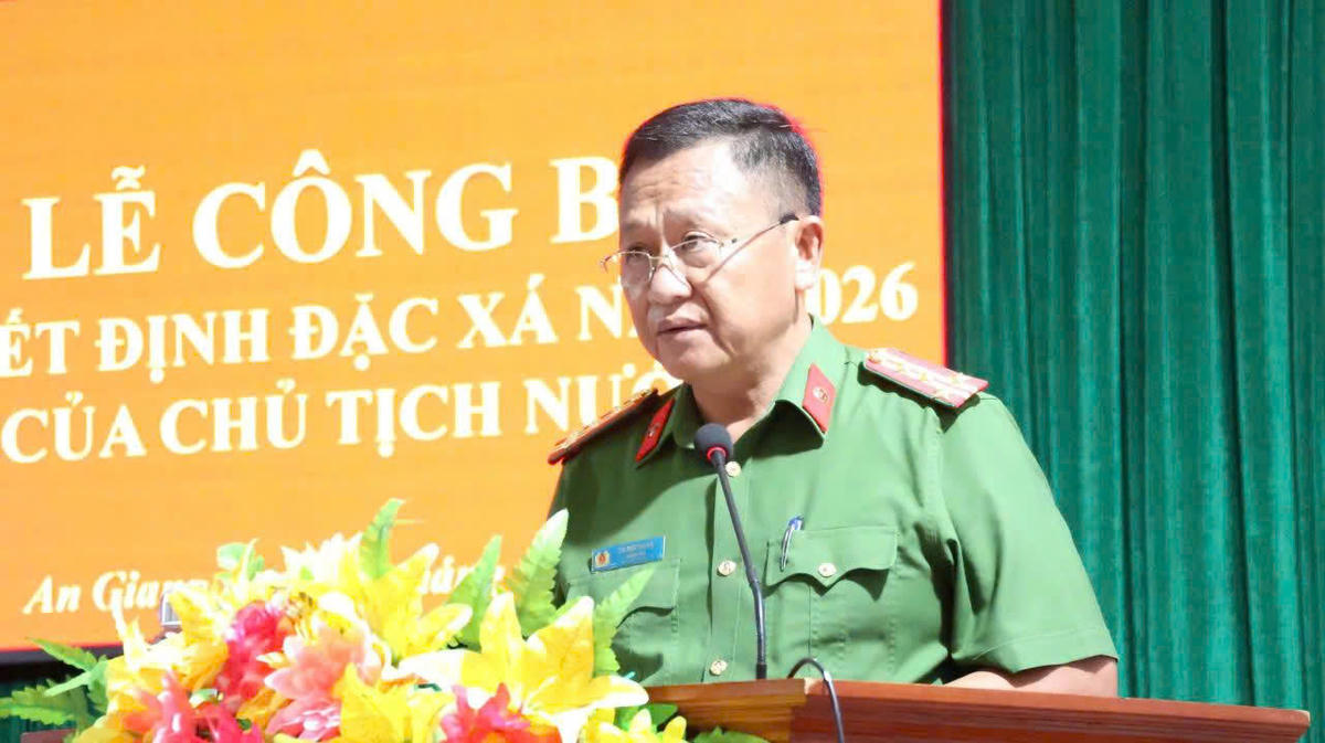 Đại tá Tạ Đức Hoan - Giám thị Trại giam Kênh 7, công bố Quyết định đặc xá của Chủ tịch nước cho 108 phạm nhân. Ảnh: Văn Vũ.