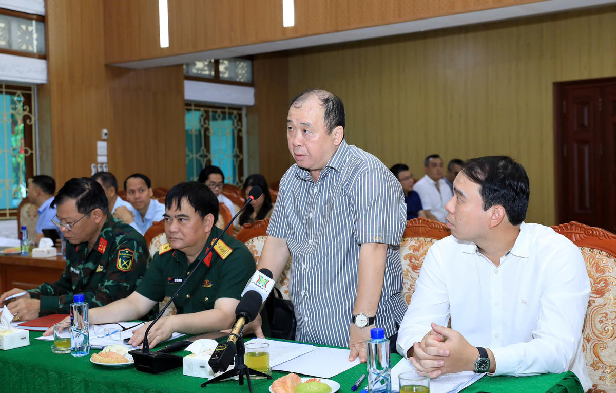Lãnh đạo Công ty cổ phần Tương lai sông Hồng đại diện liên danh chủ đầu tư báo cáo tiến độ triển khai Dự án đầu tư Khu đô thị đa mục tiêu tại xã Thư Lâm, Đông Anh.