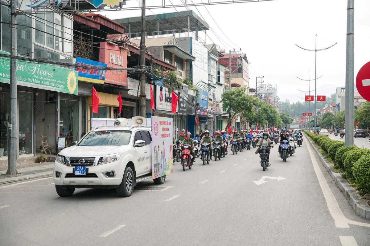 Hoạt động diễu hành của các lực lượng trên các tuyến phố góp phần lan tỏa thông điệp, nâng cao nhận thức cộng đồng. Ảnh: VPĐB.