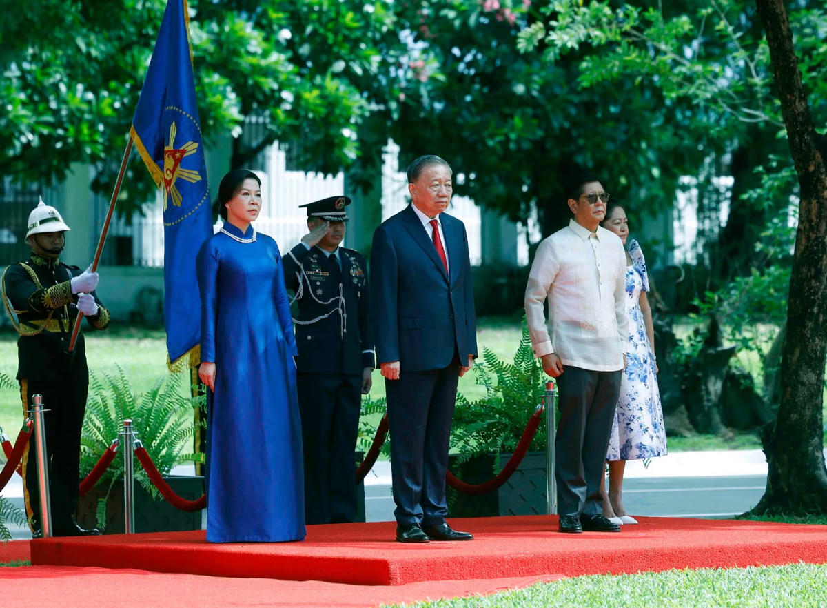 Tổng Bí thư, Chủ tịch nước Tô Lâm và Phu nhân cùng Tổng thống Philippines Ferdinand Romualdez Marcos Jr. và Phu nhân trên bục danh dự, nghe Quân nhạc cử Quốc thiều hai nước. (Ảnh: TTXVN).