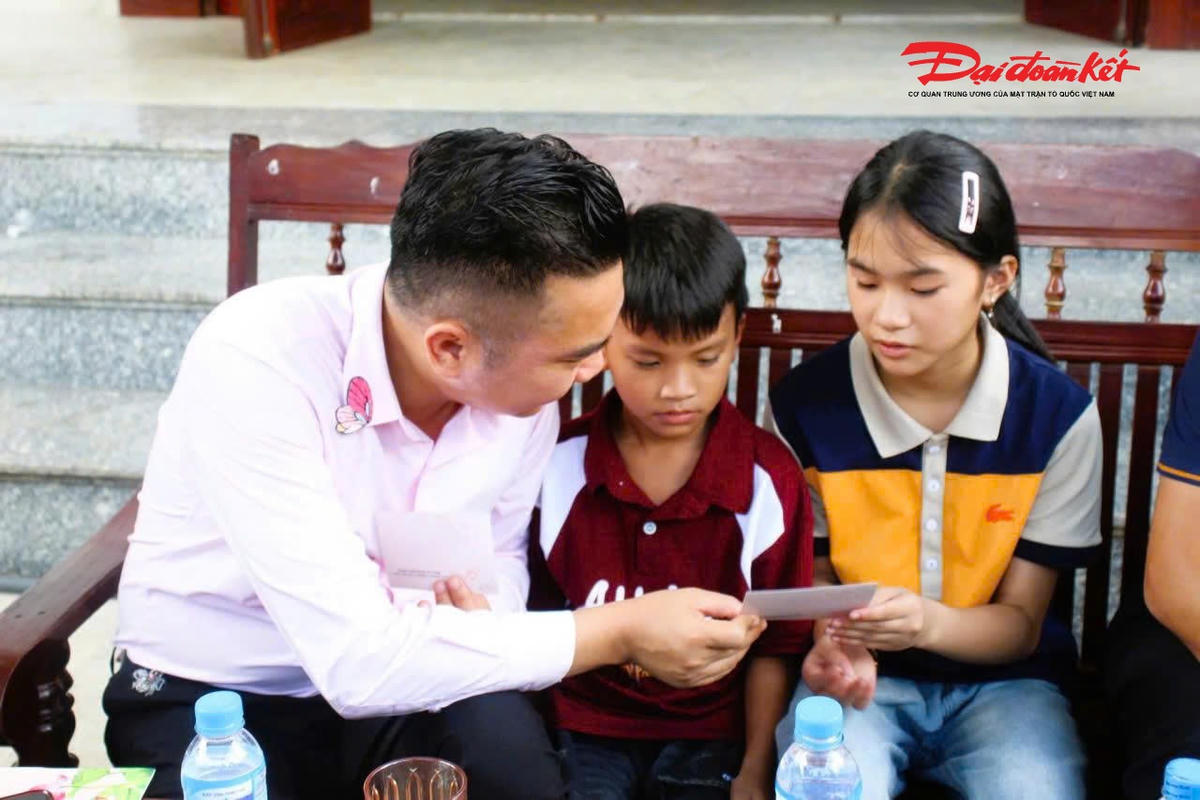 Ông Hoàng Nguyễn Trọng Dũng - Chủ tịch HĐQT, Tổng Giám đốc Hoàng Gia Phát Group trao quà cho các em mồ côi tại Nghệ An. Ảnh: Mr Đ