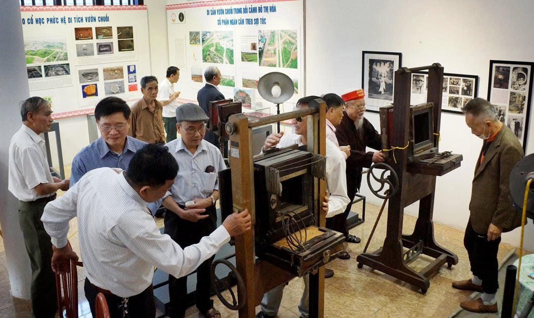Du khách xem 2 máy ảnh gỗ tại Bảo tàng Nhiếp ảnh Lai Xá. Ảnh: Nguyễn Thắng