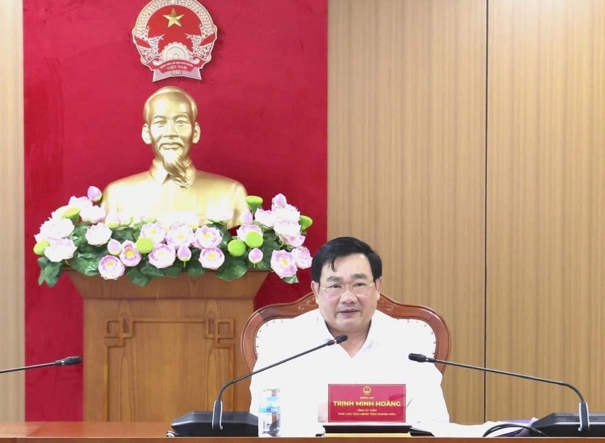 Ông Trịnh Minh Hoàng, Phó Chủ tịch UBND tỉnh Khánh Hòa điều hành cuộc họp.