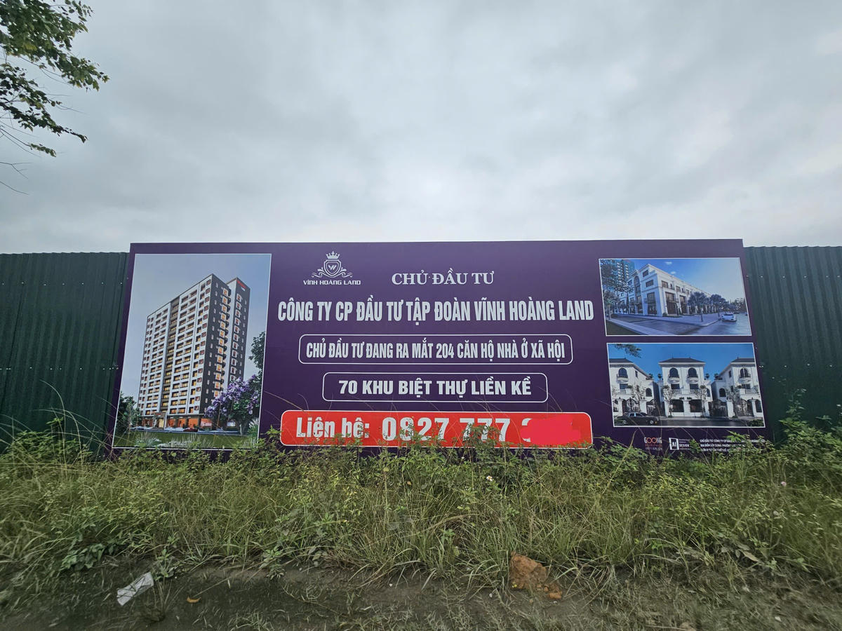 Biển thông tin dự án và số hotline bên ngoài dự án. Ảnh: QT