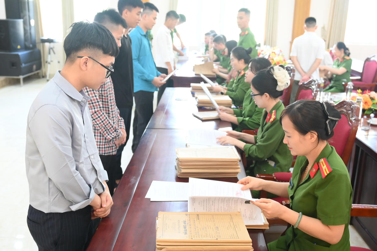 Cán bộ Trại giam Quảng Ninh kiểm tra, đối chiếu hồ sơ lần cuối trước khi làm thủ tục tha. Ảnh: Tuấn Hải