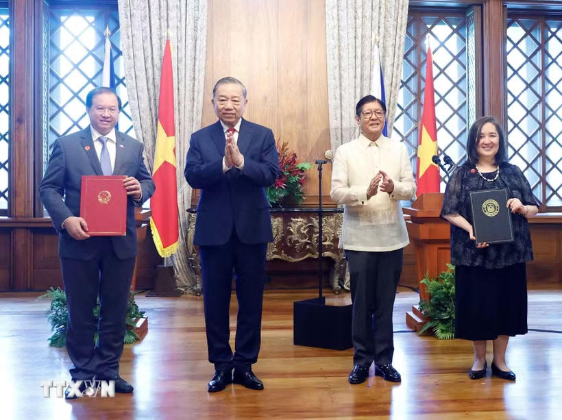 Tổng Bí thư, Chủ tịch nước Tô Lâm và Tổng thống Philippines Ferdinand Romualdez Marcos Jr. chứng kiến lễ trao các văn kiện hợp tác giữa hai nước. (Ảnh: Thống Nhất/TTXVN).