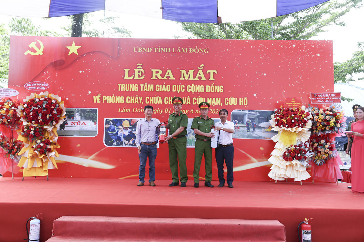 Các đơn vị, doanh nghiệp hỗ trợ hơn 20 bình chữa cháy cho Trung tâm Giáo dục cộng đồng.