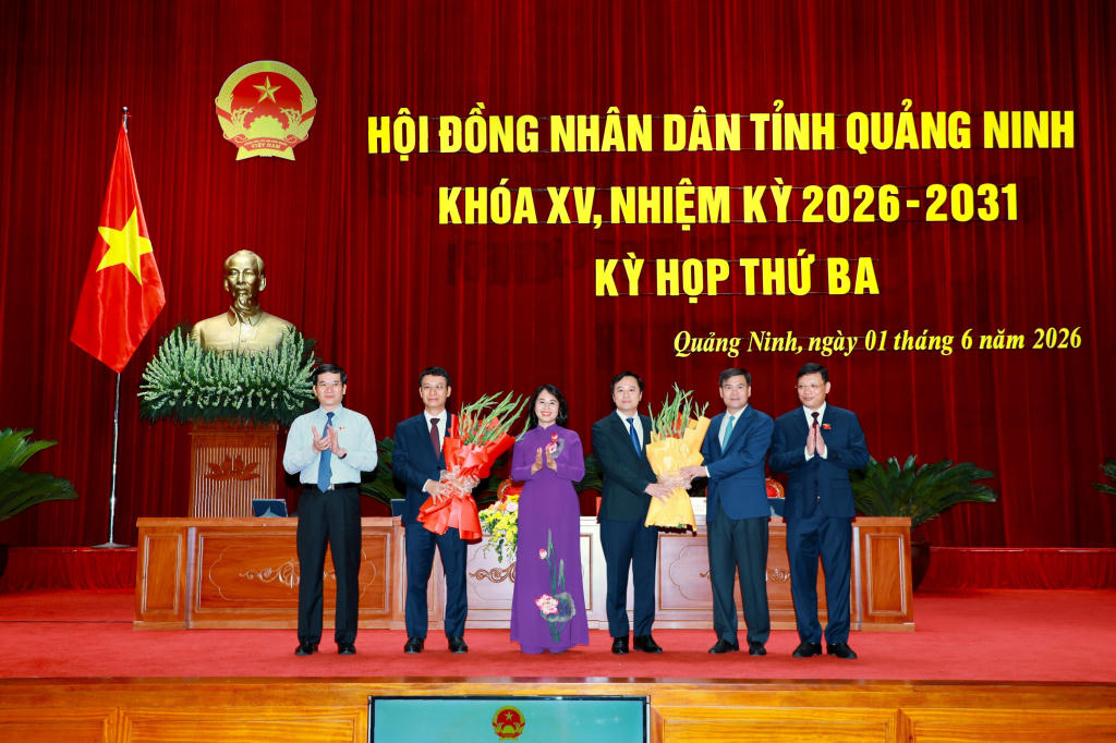  Thường trực Tỉnh uỷ và Thường trực HĐND tỉnh Quảng Ninh tặng hoa chúc mừng ông Nguyễn Hồng Dương, Ủy viên BTV Tỉnh ủy, Phó Chủ tịch HĐND tỉnh và ông Bùi Mạnh Hùng, Giám đốc Sở Y tế. Ảnh: QMG.&nbsp;