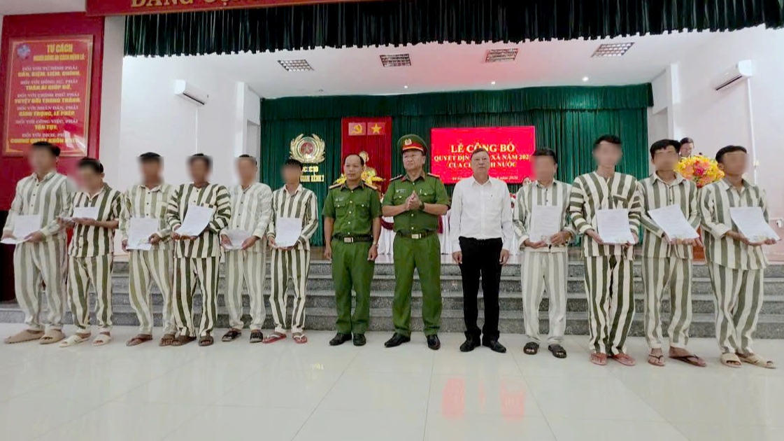Lãnh đạo Trại giam Kênh 7 và TAND tỉnh An Giang trao Quyết định đặc xá của Chủ tịch nước cho phạm nhân. Ảnh: Văn Vũ.