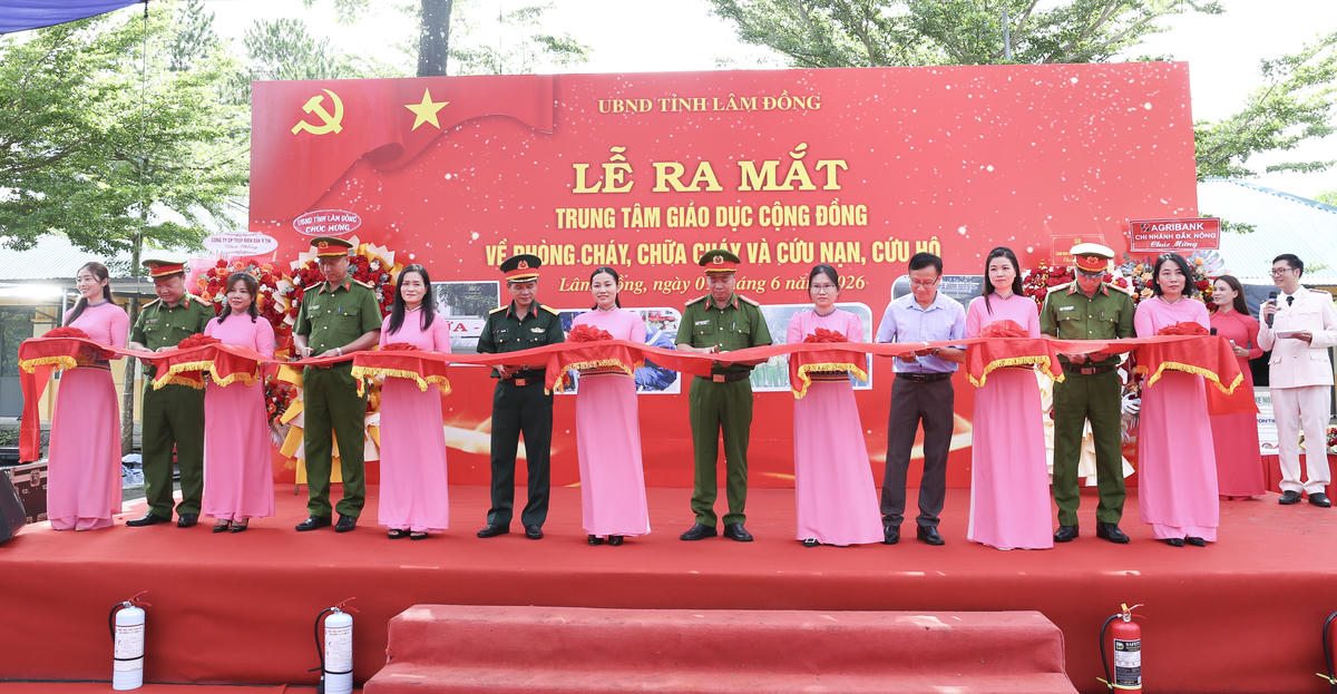 Các đại biểu cắt băng khánh thành Trung tâm Giáo dục cộng đồng về PCCC và CNCH.