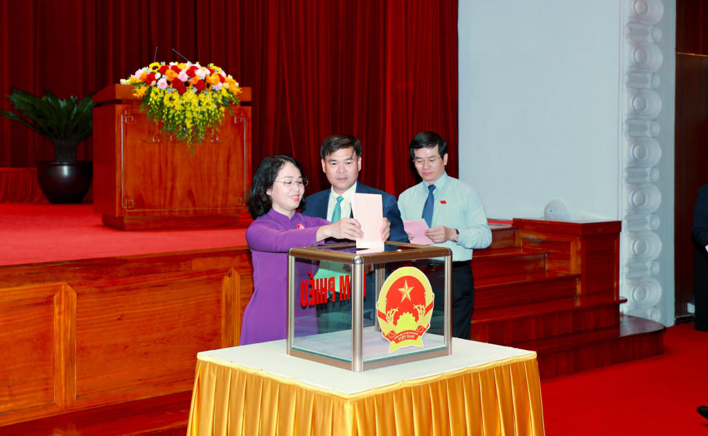 Các đại biểu bỏ phiếu bầu Phó Chủ tịch HĐND tỉnh và Ủy viên UBND tỉnh. Ảnh: QMG.