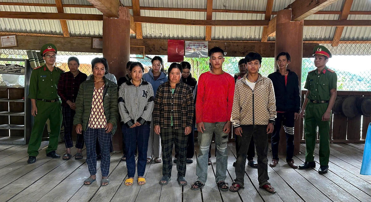 Các đối tượng trộm sâm Ngọc Linh bị Công an xã Măng Ri khởi tố. Ảnh: CA xã Măng Ri.