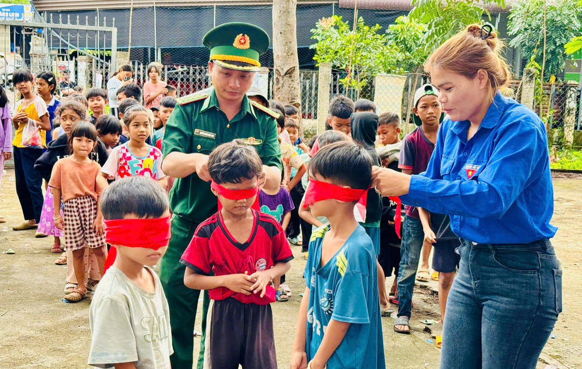 Đồn Biên phòng Yok Đôn tổ chức các hoạt động vui chơi, văn nghệ, sinh hoạt tập thể cho các em thiếu nhi Buôn Jang Lành, xã Buôn Đôn. Ảnh: Dân Quân.