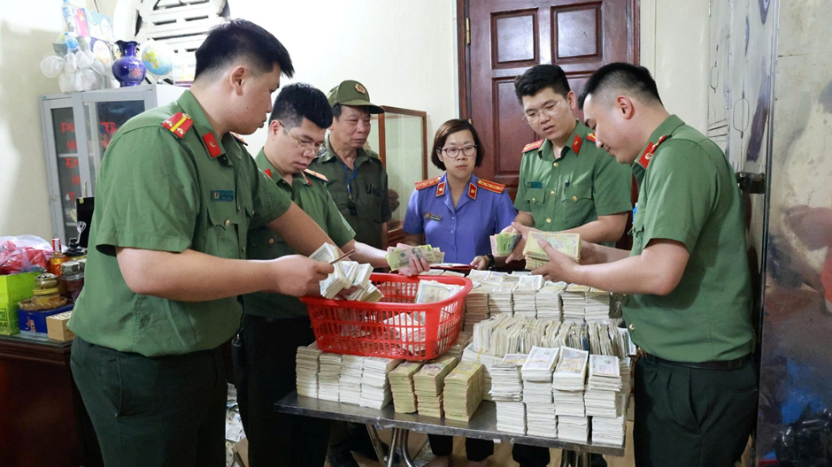Lực lượng Công an phối hợp với các lực lượng tiến hành khám xét, thu thập tài liệu, tiền mặt phục vụ công tác điều tra
