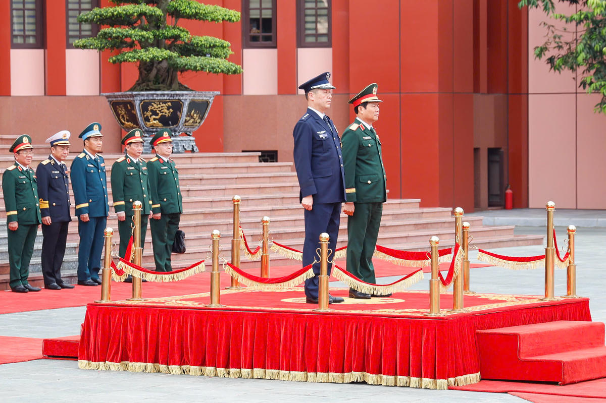 Đại tướng Nguyễn Tân Cương chủ trì lễ đón, hội đàm với Tham mưu trưởng Liên quân Nhật Bản 