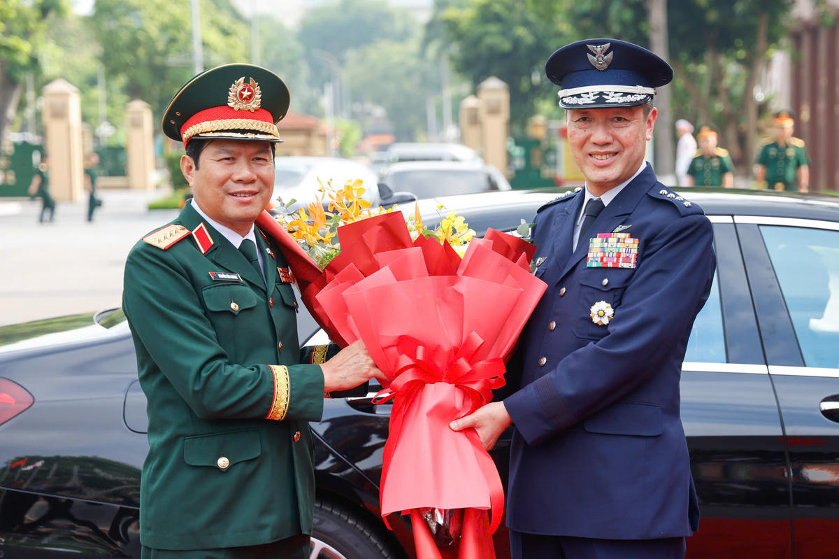 Đại tướng Nguyễn Tân Cương chào đón Đại tướng Uchikura Hiroaki, Tham mưu trưởng Liên quân Nhật Bản. Ảnh: Quang Vinh