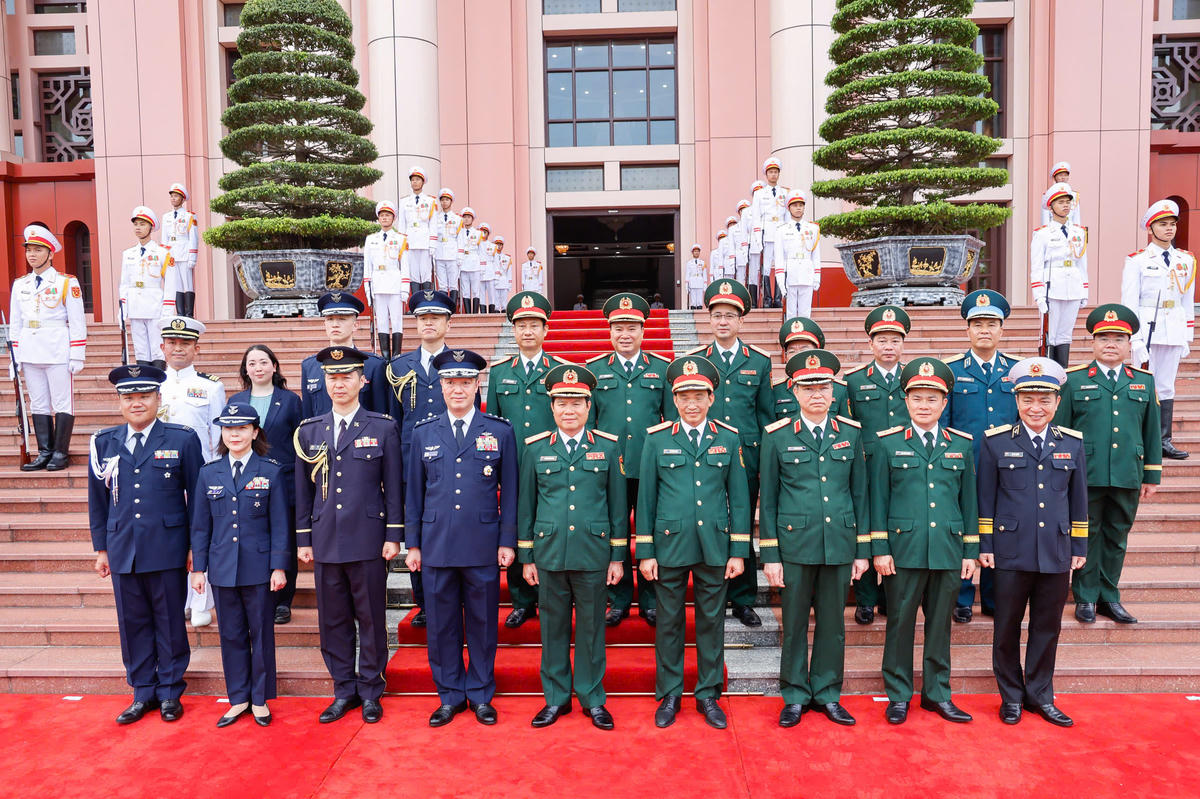 Hai đoàn chụp ảnh lưu niệm. Ảnh: Quang Vinh