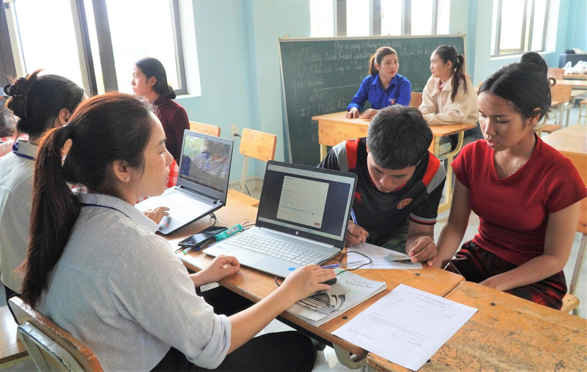 Anh A Dần (bên phải) và chị Y Ví được cán bộ xã hướng dẫn làm thủ tục đăng ký kết hôn ngay tại địa phương. Ảnh: CĐ.