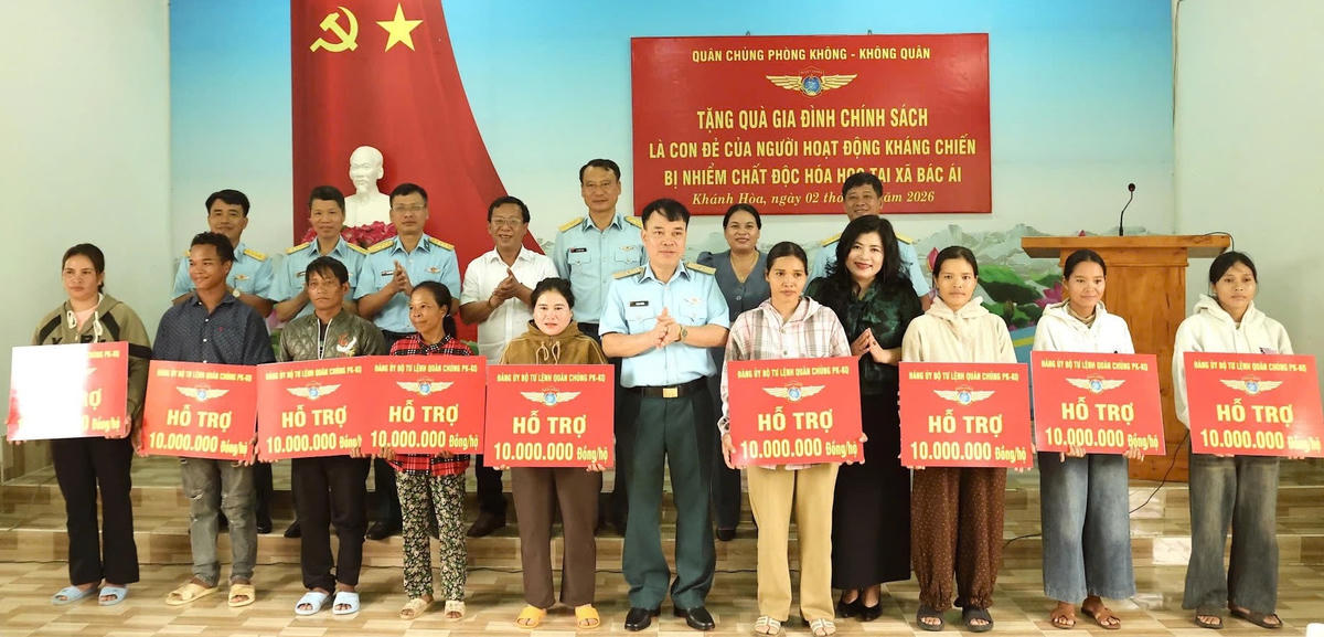 Thiếu tướng Vũ Đại Dương cùng các thành viên đoàn công tác tặng quà các gia đình tại xã Bác Ái.
