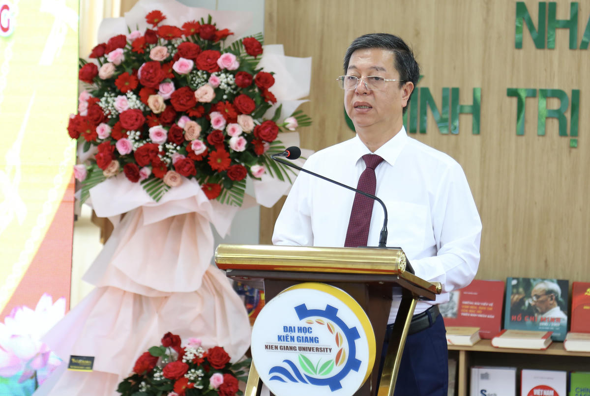 PGS.TS. Vũ Trọng Lâm - Giám đốc, Tổng Biên tập Nhà xuất bản Chính trị quốc gia Sự thật phát biểu tại hội nghị. Ảnh: Thanh Tiến