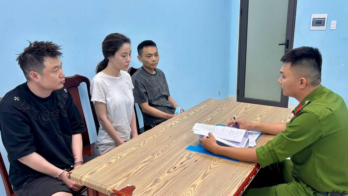 Lực lượng Công an TP Đà Nẵng lấy lời khai các đối tượng nước ngoài. Ảnh: CA Đà Nẵng.
