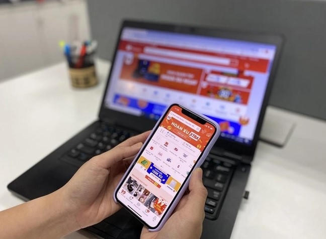 Theo BHXH TP.HCM những người bán hàng online là những nhóm lao động có việc làm, có thu nhập ổn định, thường xuyên, phát triển nhanh trong nền kinh tế số nhưng hiện chưa được bao phủ đầy đủ bởi chính sách BHXH bắt buộc. Ảnh: TL