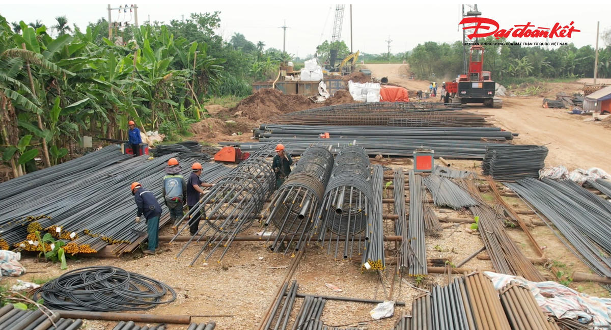 Công nhân tất bật thi công tại cầu Vân Phúc.