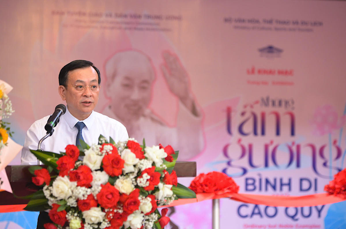 Phát biểu khai mạc triển lãm, TS. Vũ Mạnh Hà, Giám đốc Bảo tàng Hồ Chí Minh khẳng định: Triển lãm không chỉ giới thiệu, tôn vinh những tấm gương người tốt, việc tốt mà thông qua đó còn góp phần giúp công chúng nhận thức sâu sắc hơn về tư tưởng, đạo đức, phong cách Hồ Chí Minh. Để từ đó, mỗi người, mỗi gia đình, mỗi tập thể sẽ tiếp tục đóng góp những việc làm thiết thực, có sức lan tỏa sâu rộng trong đời sống xã hội, để cả đất nước ta là một rừng hoa đẹp về người tốt, việc tốt như mong ước của Chủ tịch Hồ Chí Minh.