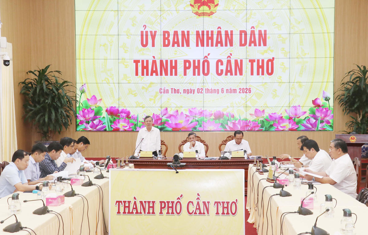 Chủ tịch UBND TP Cần Thơ Trương Cảnh Tuyên phát biểu chỉ đạo tại cuộc họp. Ảnh CT