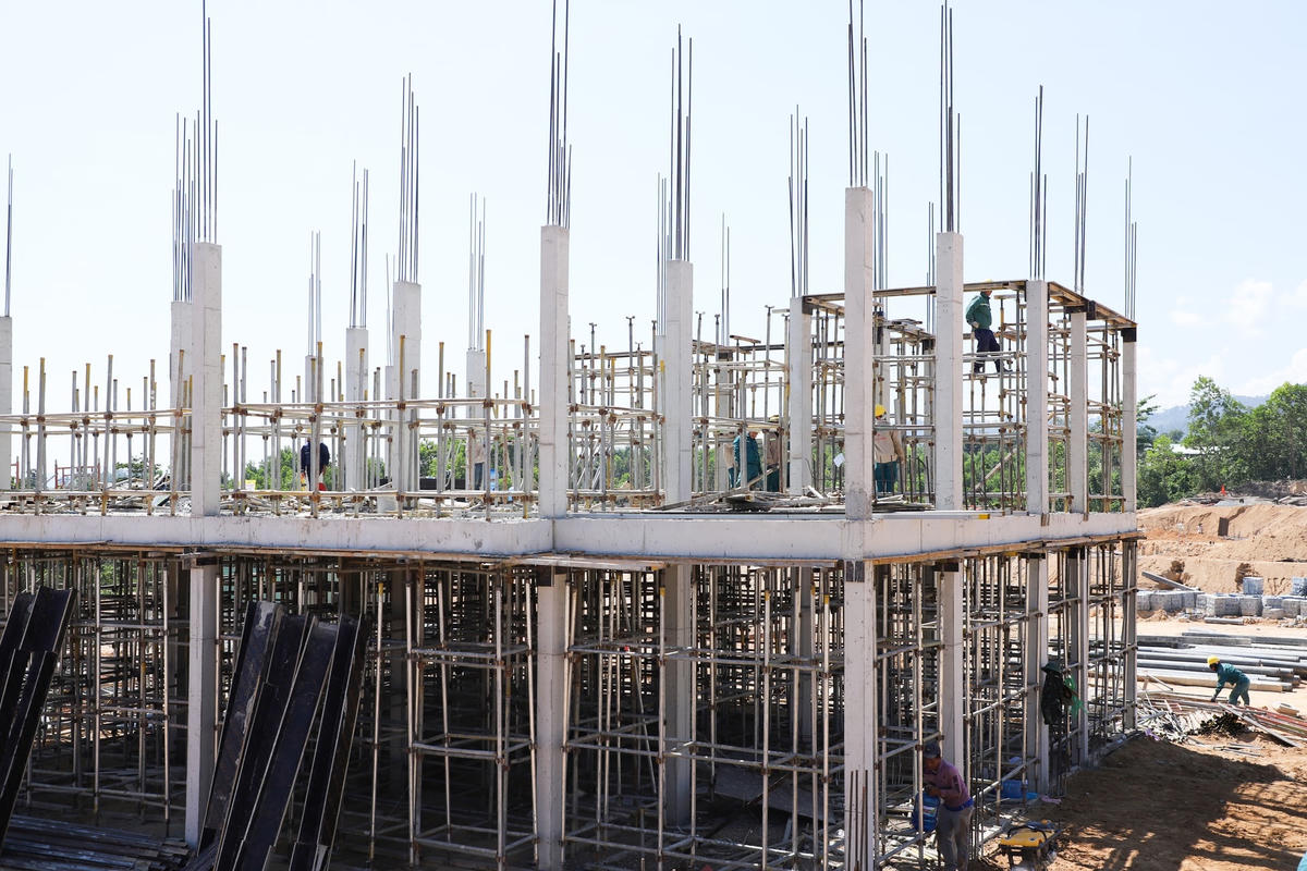 Một góc thi công Trường Phổ thông nội trú liên cấp Tiểu học-Trung học cơ sở xã La Dêê. Ảnh: NB.