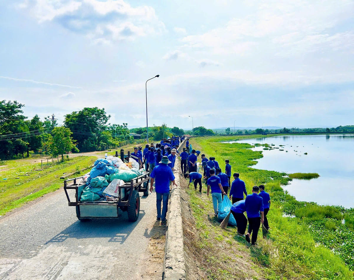 Chính quyền địa phương đã huy động lực lượng đoàn viên thanh niên tham gia dọn dẹp rác thải quanh hồ.