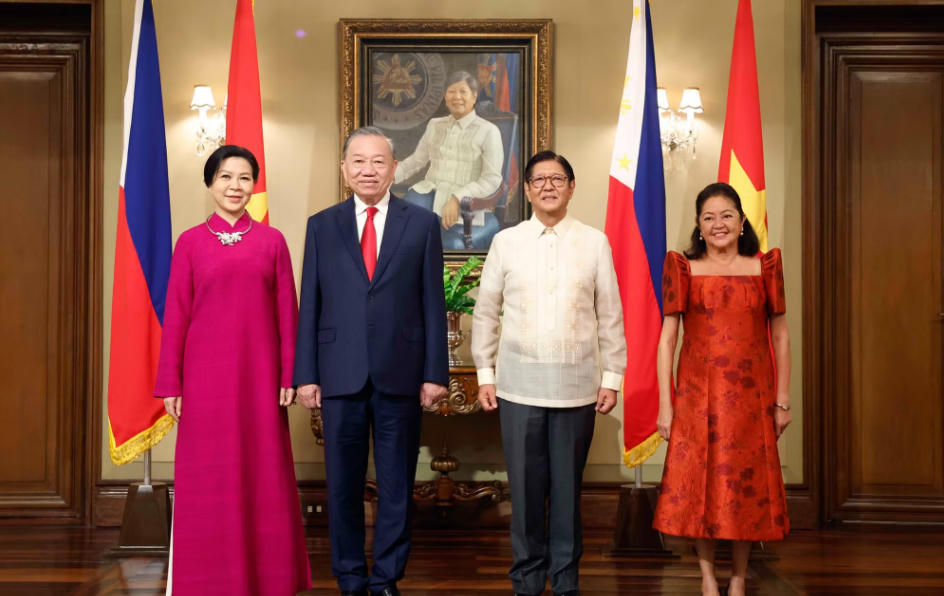 Tổng Bí thư, Chủ tịch nước Tô Lâm và Phu nhân cùng Tổng thống Philippines Ferdinand Romualdez Marcos Jr. và Phu nhân chụp ảnh chung. (Ảnh: TTXVN)